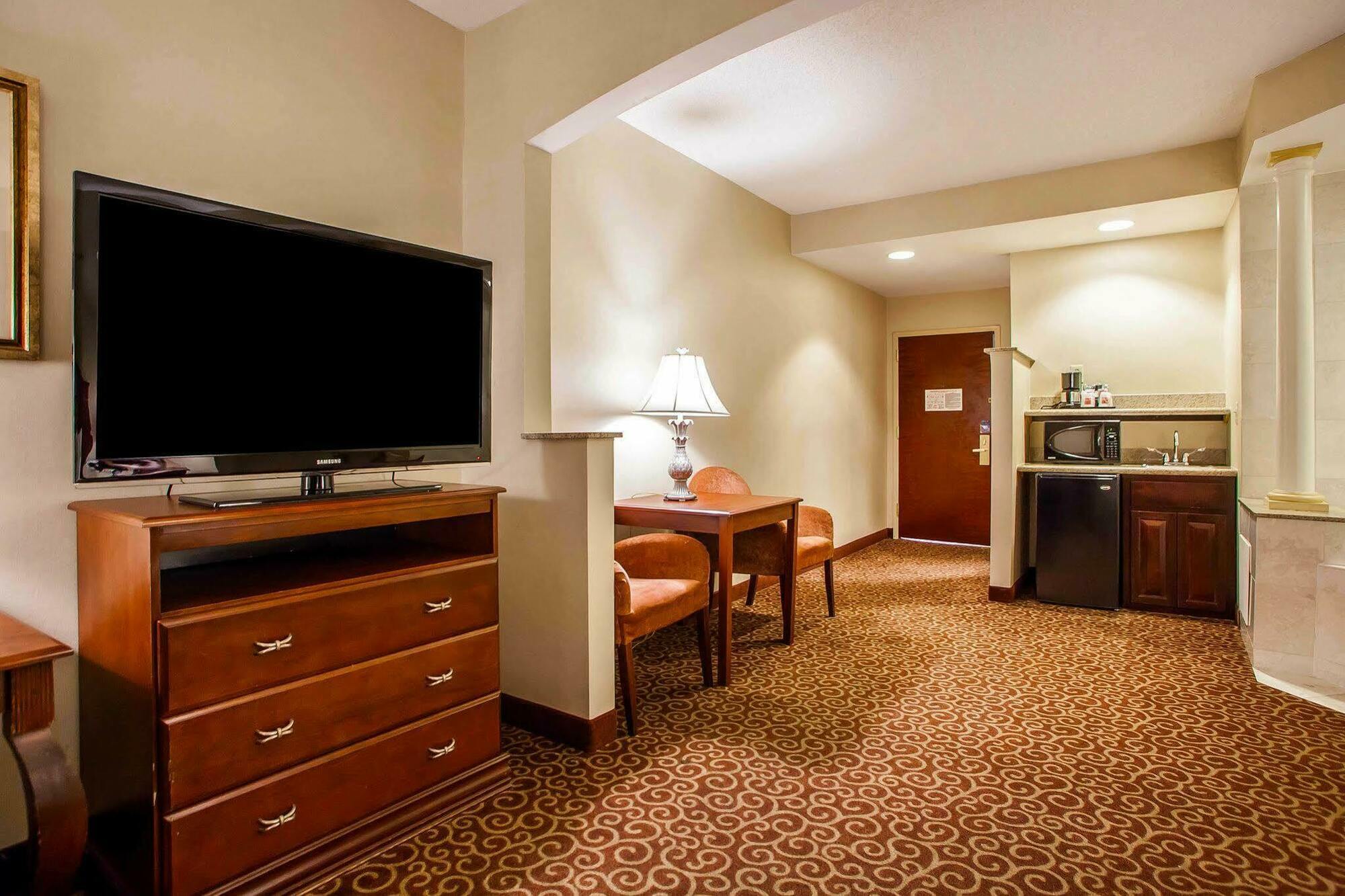 Comfort Suites East Brunswick - South River Esterno foto